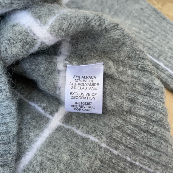 DH New York Alpaca Off-Shoulder Sweater - Picture 5 of 9